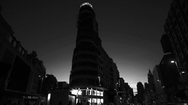 La Gran Vía de Madrid, parcialmente a oscuras.