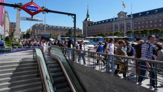 Peatones y usuarios del intercambiador de transportes de Moncloa en Madrid, que ha cerrado las líneas de Metro este lunes durante el apagón masivo del sistema eléctrico en España.