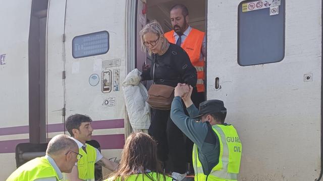 150 viajeros del Alvia, varados en Gomecello (Salamanca)