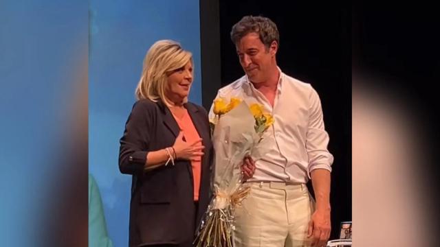 Terelu Campos siendo ovacionada en su debut como actriz de teatro en Valladolid