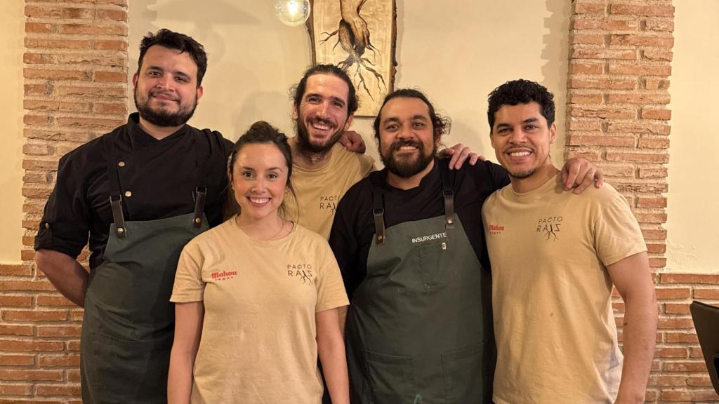 Álex Marugán, Rocío Martínez y André Chumbe de Pacto Raíz y Genaro Celia y Agustín Mikielievich de Insurgente.