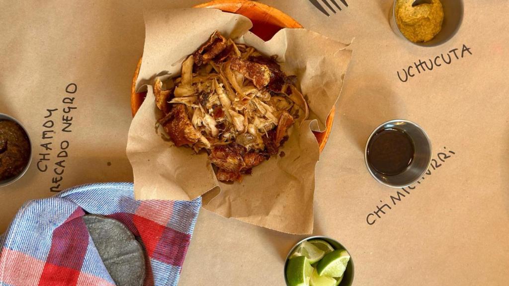 El cochinillo asado con sus tortillas y salsas.