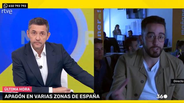 Javier Ruiz y Emilio Pacho, en el plató y en la redacción a oscuras de 'Mañaneros', respectivamente.