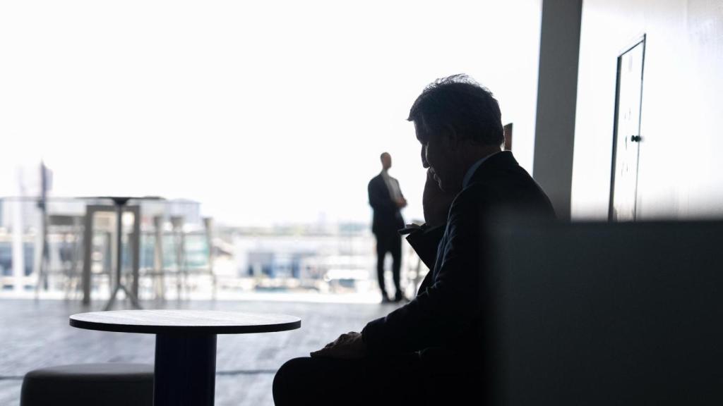 Alberto Núñez Feijóo, presidente del PP, tratando de contactar con su equipo por teléfono desde Valencia, sede del congreso del PPE.