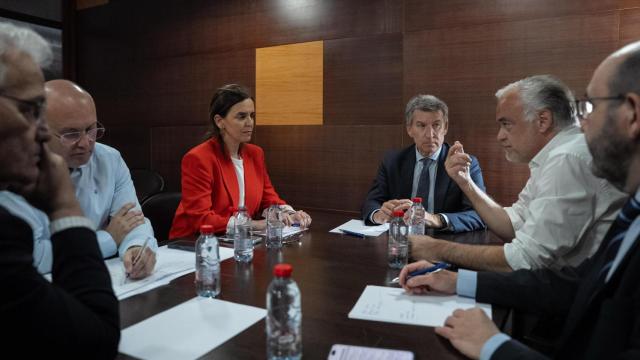 Alberto Núñez Feijóo, reunido con parte de su equipo en Valencia: Carmen Fúnez, Esteban González Pons y Miguel Tellado, entre otros.