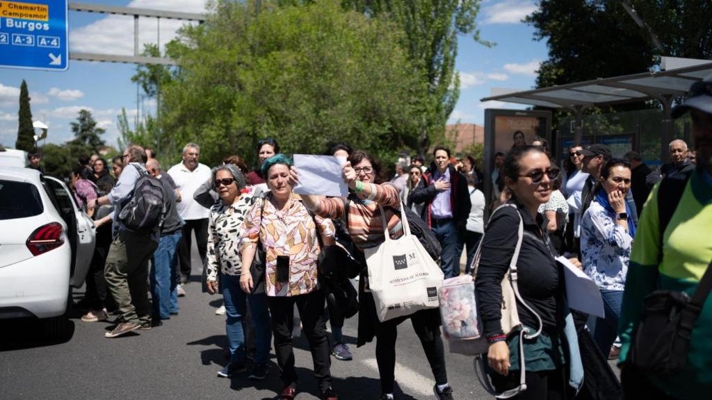 Trabajadores intentando volver a casa tras el apagón.