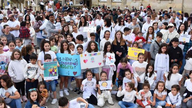 Vecinos de Muros se concentran para reclamar más pediatras.
