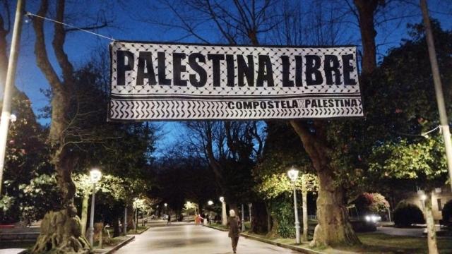 Pancarta en apoyo a Palestina en la Alameda de Santiago.