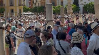 Colas a las puertas de la Giralda durante el apagón generalizado en Sevilla.