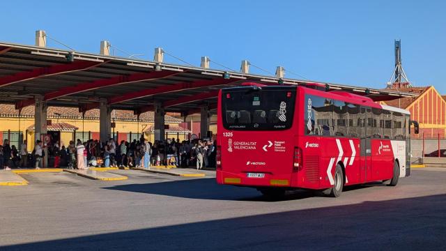 Numeroso público a primera hora de la tarde del lunes en la estación de autobuses de Alicante.