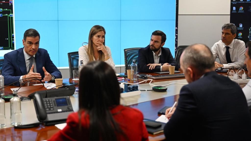 Pedro Sánchez y la ministra Sara Aagesen, reunidos con Red Eléctrica tras la jornada del apagón.