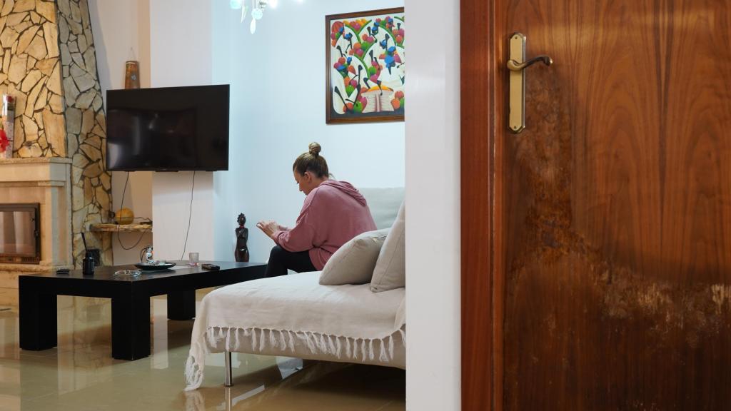 Cristina Medina, en su vivienda en Sedaví, aún con las marcas del agua en las puertas seis meses después. Raquel Granell