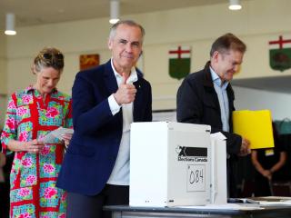 El primer ministro de Canadá y líder del Partido Liberal, Mark Carney, votando esta mañana en Ottawa.