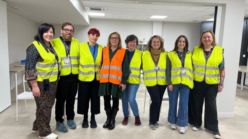 Rosa Molero, junto a integrantes del equipo de 70 psicólogos voluntarios expertos en trauma y emergencias. EE