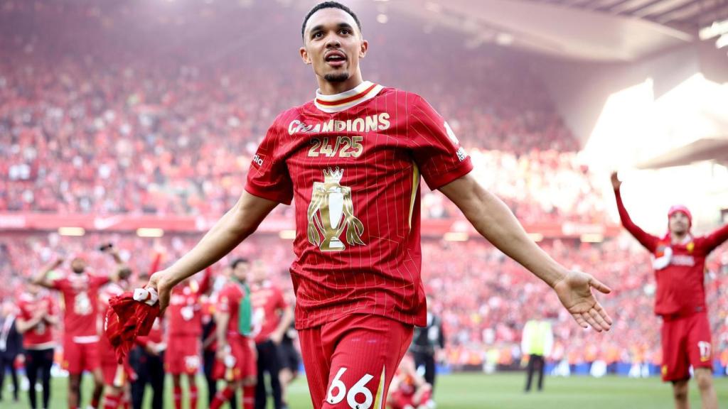 Alexander-Arnold celebra el título de la Premier League con el Liverpool