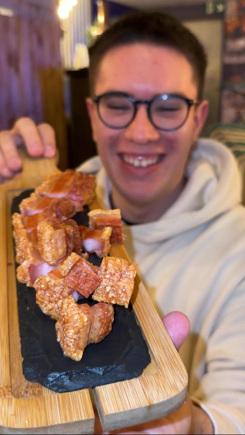 Unos sabrosos torreznos y Pedro al fondo