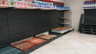Los palés de uno de los dos supermercados que tiene Mercadona en Alcantarilla, este lunes, sin garrafas de agua.