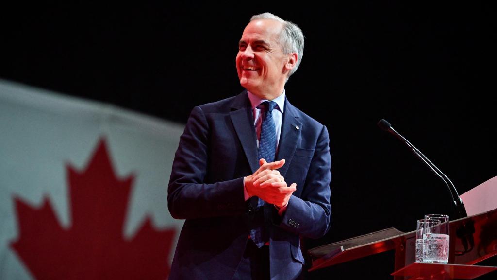 El primer ministro canadiense Mark Carney celebrando su victoria.