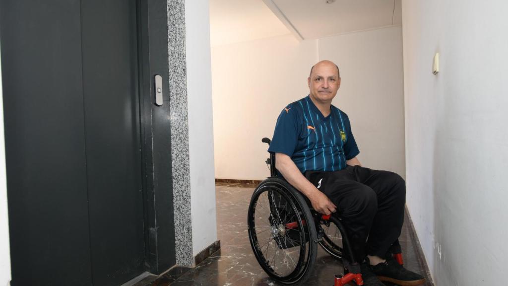 David, vecino de Catarroja sin ascensor tras la dana. Kike Taberner