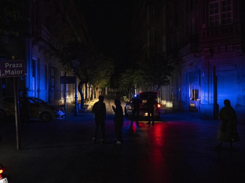 Efectivos de la Policía Local atienden una llamada de emergencia anoche durante el apagón eléctrico en Ourense.