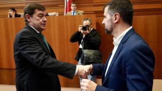 El presidente de la Junta, Alfonso Fernández Mañueco, saluda al portavoz del Grupo Socialista, Luis Tudanca, antes del pleno de las Cortes del pasado 25 de febrero