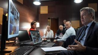 El líder del PP anoche durante la videoconferencia que mantuvo con los presidentes autonómicos.
