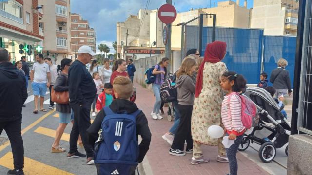 Las puertas del Colegio Acequión en Torrevieja, este martes a las 9 horas.