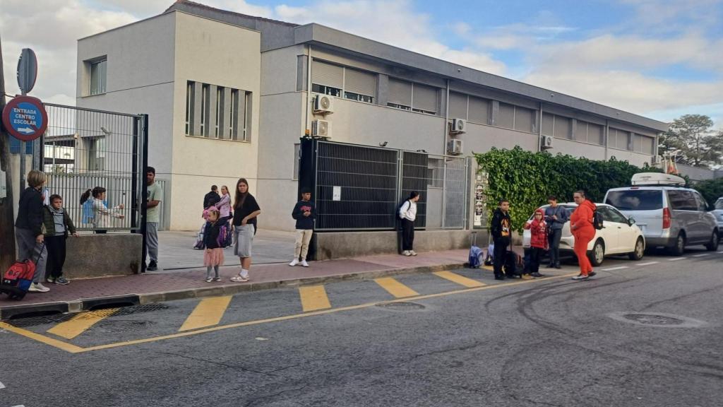 Las puertas del Colegio Acequión de Torrevieja, este martes.