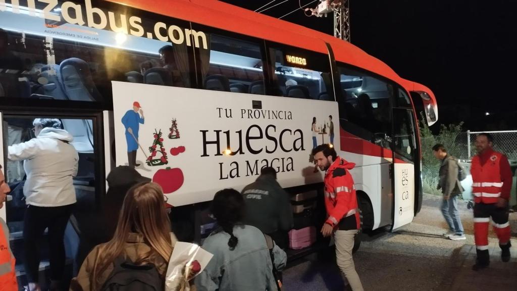 Pasajeros de un tren recogidos en un autobús en Zaidín