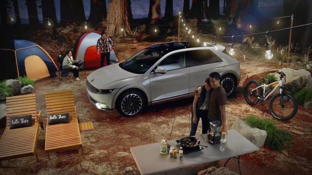 Un coche siendo usado como generador de electricidad