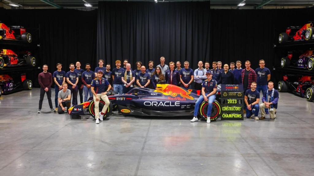 Javier Bermejo, entre los miembros del equipo de Red Bull en la temporada de 2023.