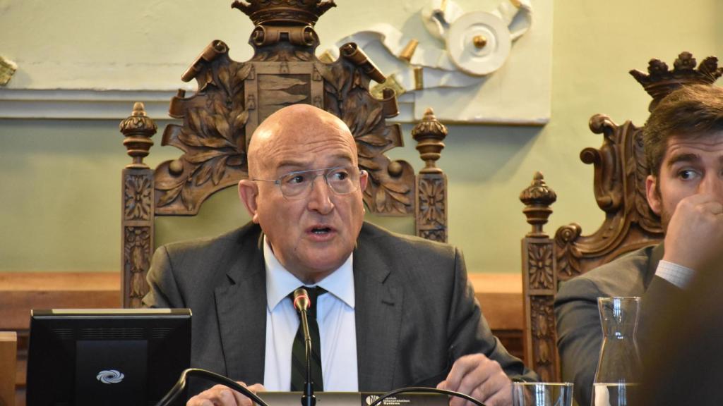 Jesús Julio Carnero durante la primera sesión plenaria.