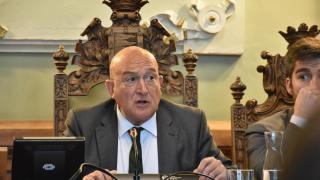 Jesús Julio Carnero durante la sesión plenaria en la que ha anunciado que acudirá a los tribunales