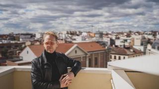 El diseñador Johannes Torpe posa para EL ESPAÑOL en una azotea de Madrid.