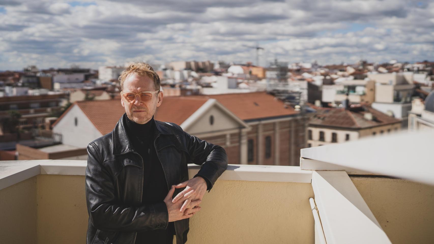 El diseñador Johannes Torpe posa para EL ESPAÑOL en una azotea de Madrid.