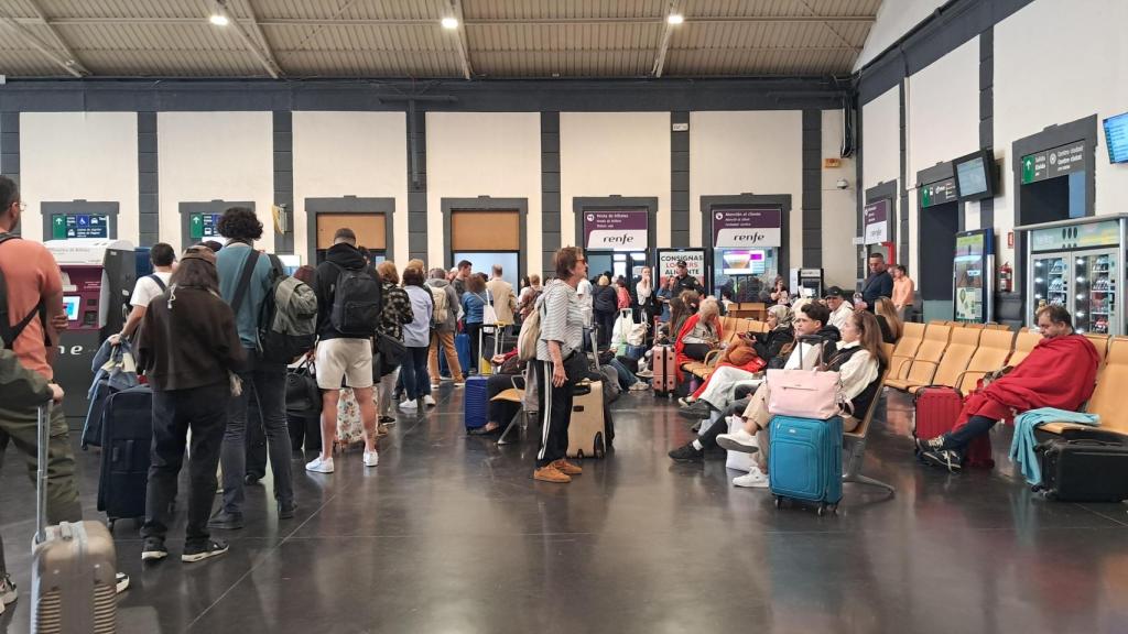 Decenas de pasajeros esperan su reubicación para viajar en tren desde Alicante tras el apagón eléctrico.