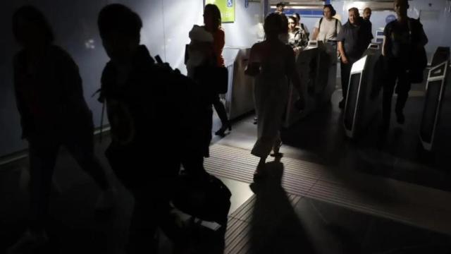 Decenas de personas a oscuras en el metro de Madrid por el apagón eléctrico.
