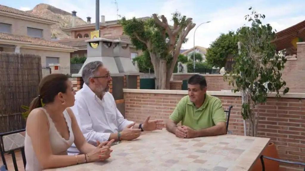 El alcalde de Santomera, Víctor Martínez (i), reunido en casa de José, un vecino de la localidad que solicitó su presencia en el marco del proyecto 'El alcalde en tu casa'.