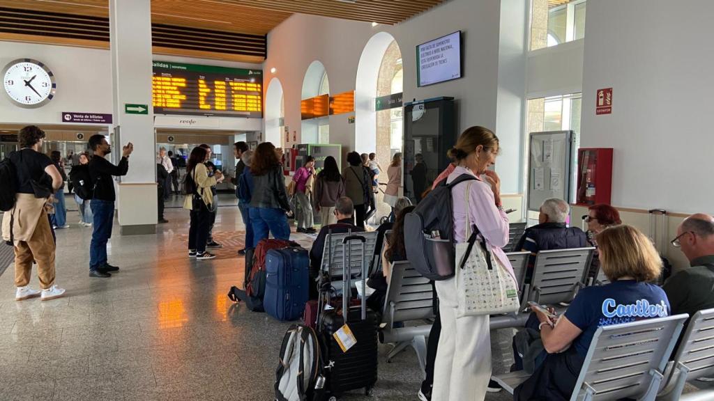 Colapso en la estación de tren de Santiago este lunes, durante el apagón