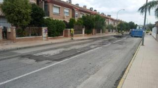 Una foto de operarios trabajando en una calle de Santomera.