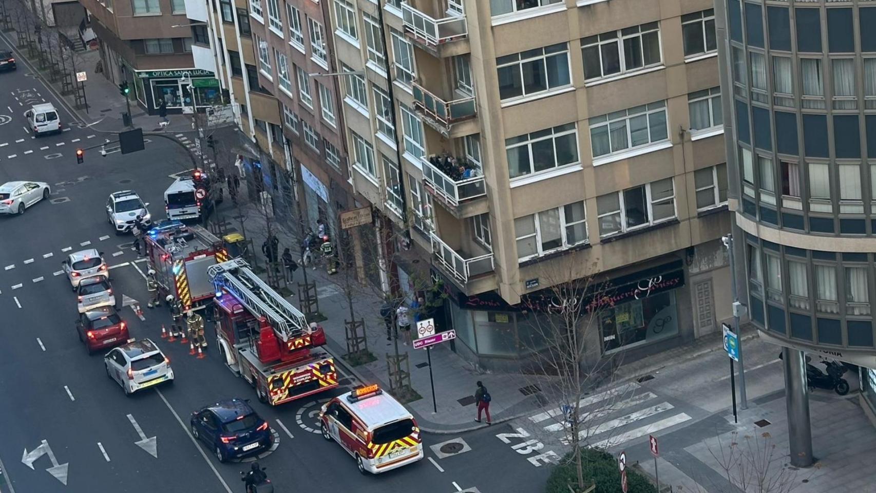 Los bomberos de A Coruña atendiendo una incidencia en la Ronda de Nelle.