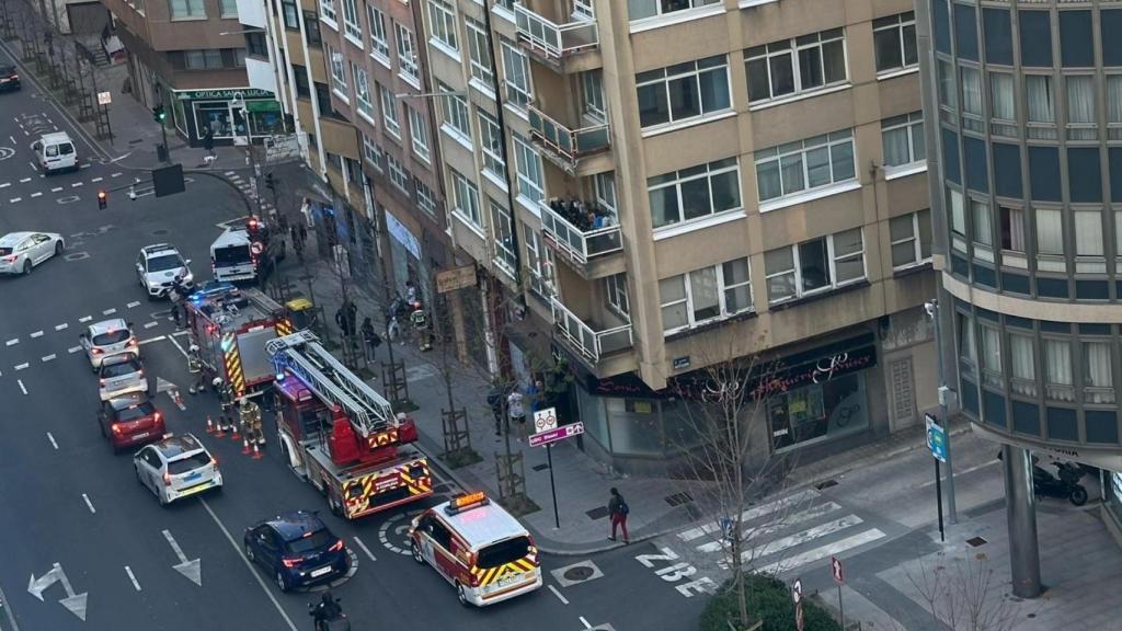 Los bomberos de A Coruña atendiendo una incidencia en la Ronda de Nelle