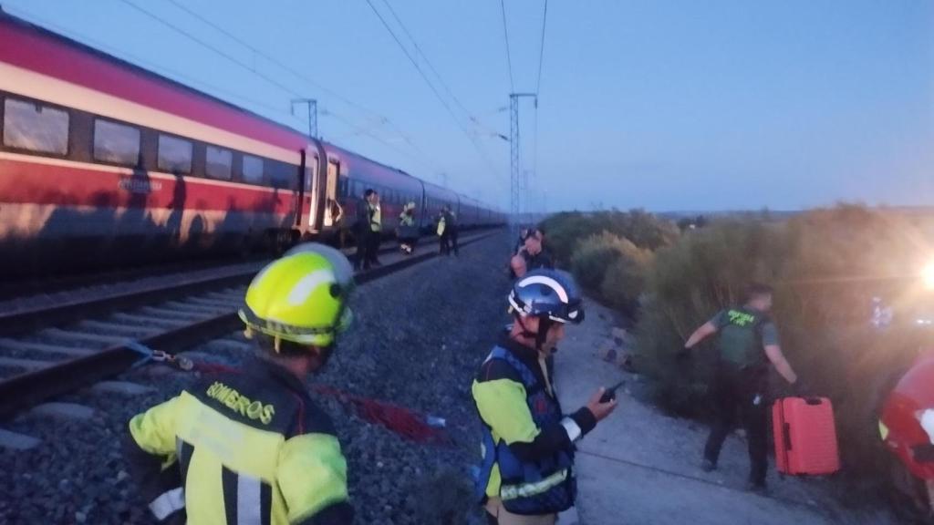 Pasajeros siendo desalojados de un tren en Zaidín.