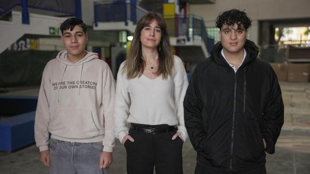 La periodista Isabel Jiménez posa junto a dos jóvenes de programa de la ONG Ayuda en Acción.
