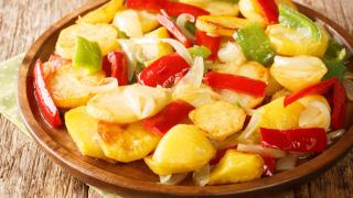 Ni horno ni freidora: el truco que uso para hacer unas patatas a lo pobre deliciosas y mucho más ligeras