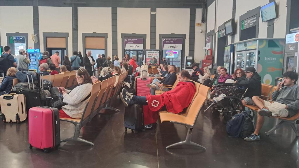 Decenas de pasajeros esperan sentados su reubicación en Alicante Terminal