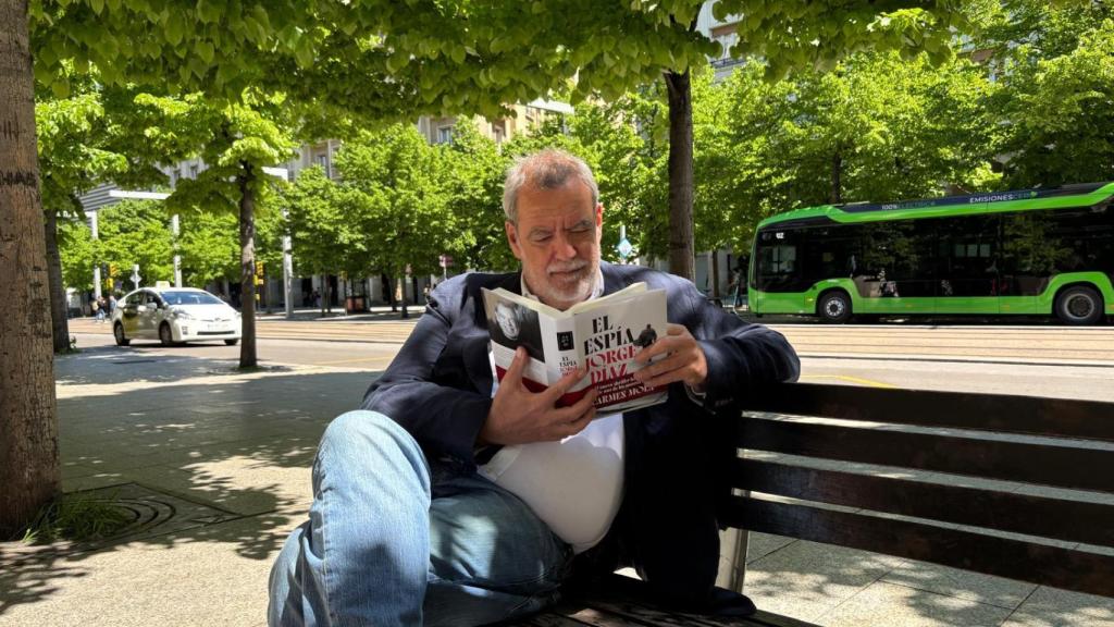 Jorge Díaz con su novela 'El espía'.