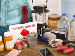 Suministros necesarios para un kit de emergencia.