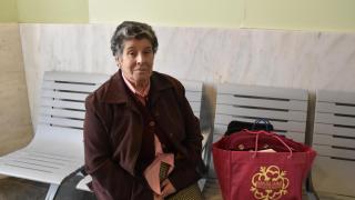 Josefa Estébanez, afectada esperando en la estación de Valladolid, durante una entrevista con El Español - Noticias de CyL