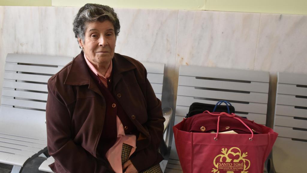 Josefa Estébanez, afectada esperando en la estación de Valladolid, durante una entrevista con El Español - Noticias de CyL